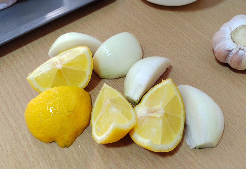 Cebolla y limon cortado