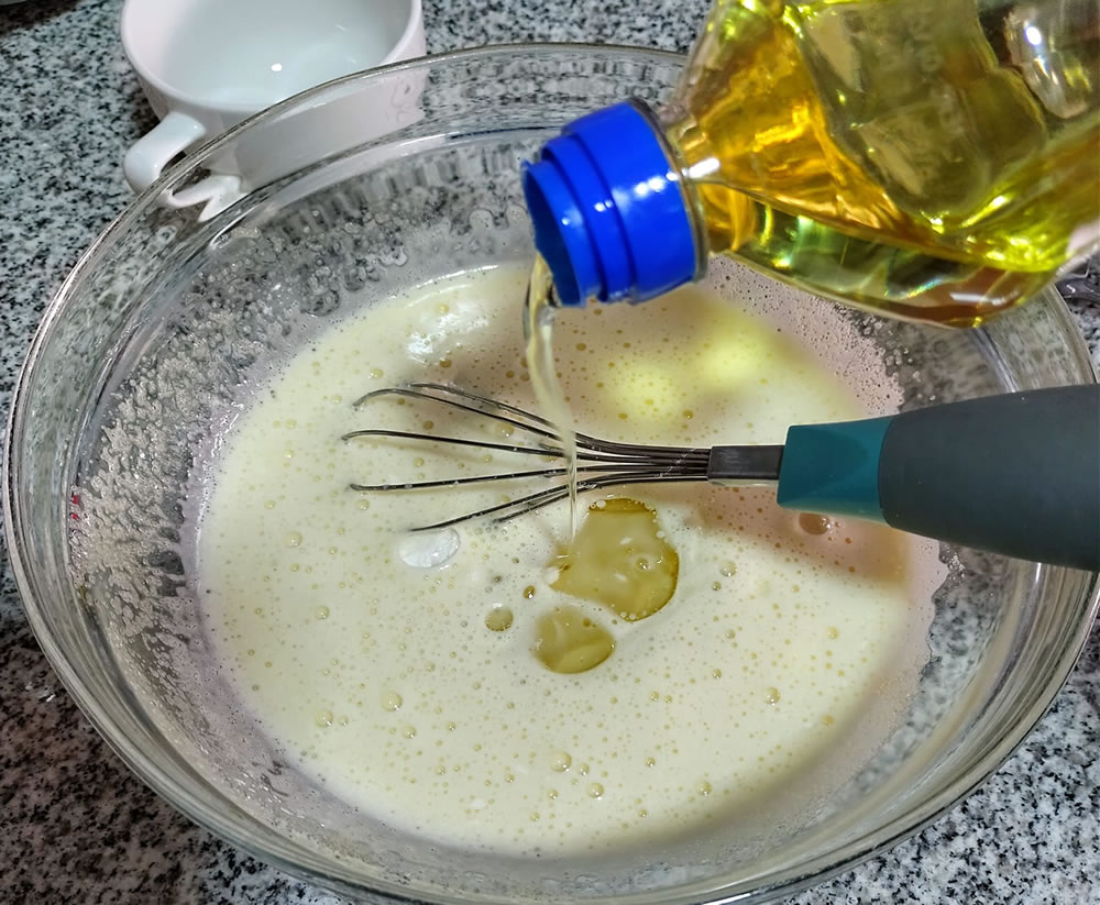 Agregar aceite a la mezcla para queque